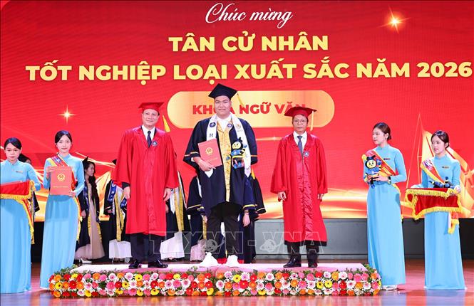 Tân cử nhân xuất sắc là sinh viên K72 nhận bằng tốt nghiệp trong buổi lễ. Ảnh: Thanh Tùng - TTXVN