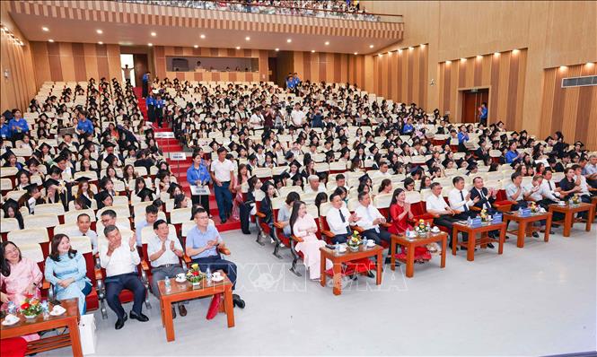 Đông đảo cán bộ, giảng viên cùng phụ huynh, người thân của sinh viên K72 dự lễ bế giảng và trao bằng cử nhân tốt nghiệp năm 2026. Ảnh: Thanh Tùng - TTXVN