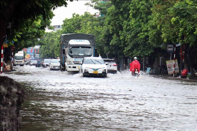 Tuyến đường Trần Nhân Tông ngập diện rộng sau cơn mưa. Ảnh: Hoàng Ngọc – TTXVN 