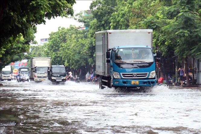 Tuyến đường Trần Nhân Tông ngập diện rộng sau cơn mưa. Ảnh: Hoàng Ngọc – TTXVN 