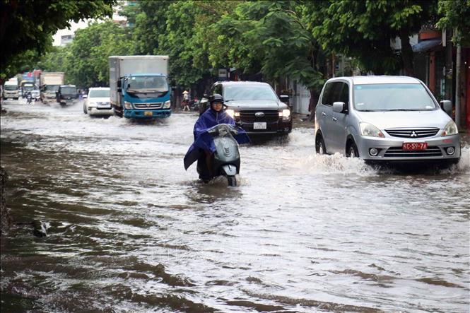 Tuyến đường Trần Nhân Tông ngập diện rộng sau cơn mưa. Ảnh: Hoàng Ngọc – TTXVN 