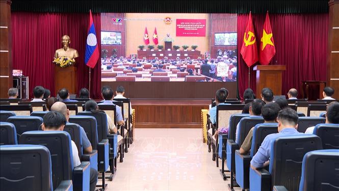 Cán bộ, đảng viên các cơ quan đại diện Việt Nam tại Lào theo dõi trực tuyến Hội nghị quán triệt Nghị quyết số 10-NQ/TW của Bộ Chính trị. Ảnh: Văn Phiên - PV TTXVN tại Lào