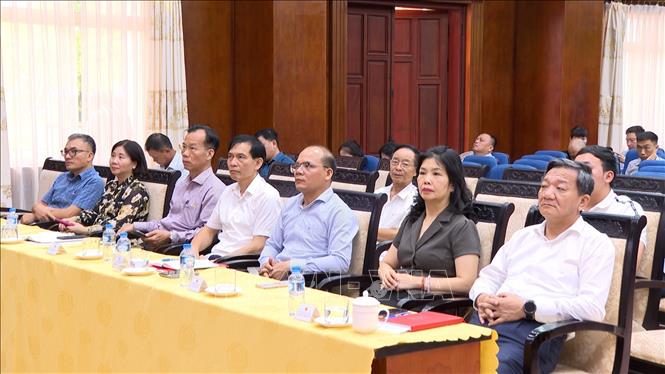 Đại sứ Việt Nam tại Lào Nguyễn Minh Tâm cùng các đại biểu dự hội nghị tại điểm cầu Đại sứ quán Việt Nam ở thủ đô Viêng Chăn. Ảnh: Văn Phiên - PV TTXVN tại Lào
