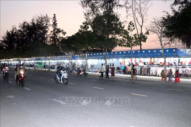 Khu chợ đêm 5A (phường Phú Lợi) trở thành điểm đến mới của các tiểu thương từng gắn bó với chợ đêm Hồ Nước Ngọt (phường Sóc Trăng). Ảnh: Trung Kiên - TTXVN