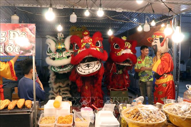 Hoạt động văn nghệ, giải trí tại một gian hàng ẩm thực khu vực chợ đêm mới. Ảnh: Trung Kiên - TTXVN