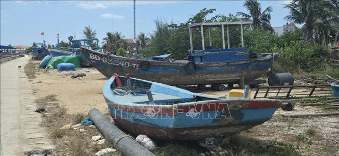 Tàu cá nằm bờ chờ giải bản. Ảnh: Đình Quân - TTXVN
