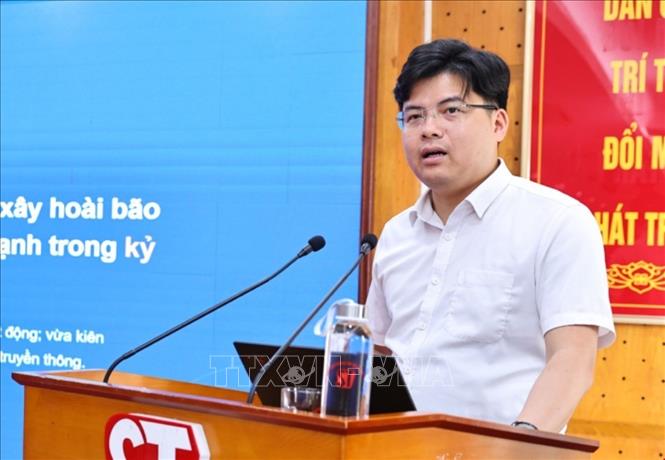 Đồng chí Hoàng Đức Nam, Ủy viên Ban Chấp hành Trung ương Đoàn, Phó Trưởng ban Công tác Đoàn tham luận chuyên đề: “Chuyển đổi số và ứng dụng trí tuệ nhân tạo (AI) trong công tác đoàn” và “Kỹ năng truyền thông số và bảo vệ nền tảng tư tưởng của Đảng trên không gian mạng”. Ảnh: Minh Đức – TTXVN