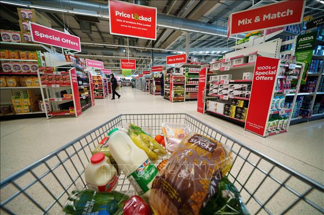 Người dân mua sắm tại siêu thị ở Manchester, Anh. Ảnh: THX/TTXVN phát
