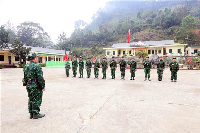 Cán bộ, chiến sĩ Đồn Biên phòng Chiềng Tương, Ban Chỉ huy Bộ đội Biên phòng tỉnh Sơn La (Việt Nam) chuẩn bị triển khai đi tuần tra song phương. Ảnh: Quang Quyết - TTXVN