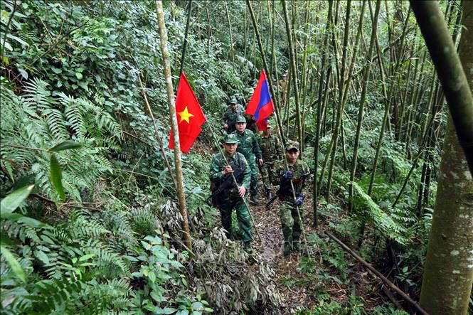 Cán bộ, chiến sĩ Đồn Biên phòng Chiềng Tương, Ban Chỉ huy Bộ đội Biên phòng tỉnh Sơn La (Việt Nam) và Đại đội Biên phòng 213 thuộc Bộ Chỉ huy Quân sự tỉnh Hủa Phăn (Lào) tuần tra song phương. Ảnh: Quang Quyết - TTXVN