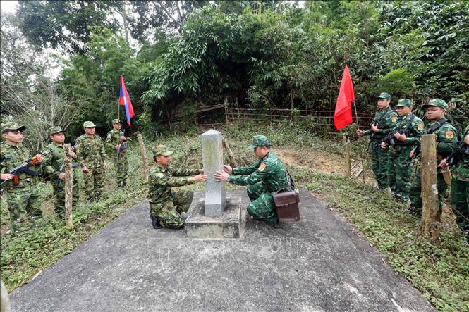Cán bộ, chiến sĩ Đồn Biên phòng Chiềng Tương, Ban Chỉ huy Bộ đội Biên phòng tỉnh Sơn La (Việt Nam) và Đại đội Biên phòng 213 thuộc Bộ Chỉ huy Quân sự tỉnh Hủa Phăn (Lào) kiểm tra hiện trạng mốc biên giới. Ảnh: Quang Quyết - TTXVN
