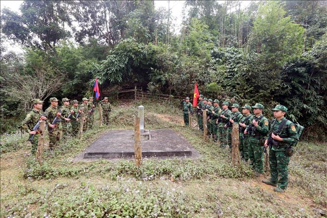 Cán bộ, chiến sĩ Đồn Biên phòng Chiềng Tương, Ban Chỉ huy Bộ đội Biên phòng tỉnh Sơn La (Việt Nam) và Đại đội Biên phòng 213 thuộc Bộ Chỉ huy Quân sự tỉnh Hủa Phăn (Lào) tuần tra song phương. Ảnh: Quang Quyết - TTXVN
