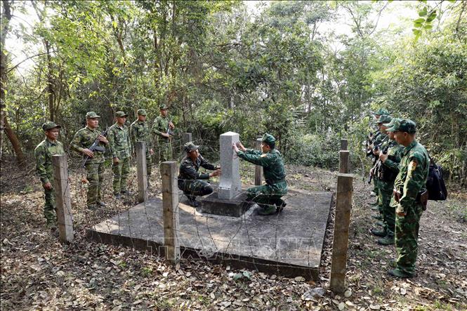 Cán bộ, chiến sĩ Đồn Biên phòng Chiềng Tương, Ban Chỉ huy Bộ đội Biên phòng tỉnh Sơn La (Việt Nam) và Đại đội Biên phòng 213 thuộc Bộ Chỉ huy Quân sự tỉnh Hủa Phăn (Lào) kiểm tra hiện trạng mốc biên giới. Ảnh: Quang Quyết - TTXVN