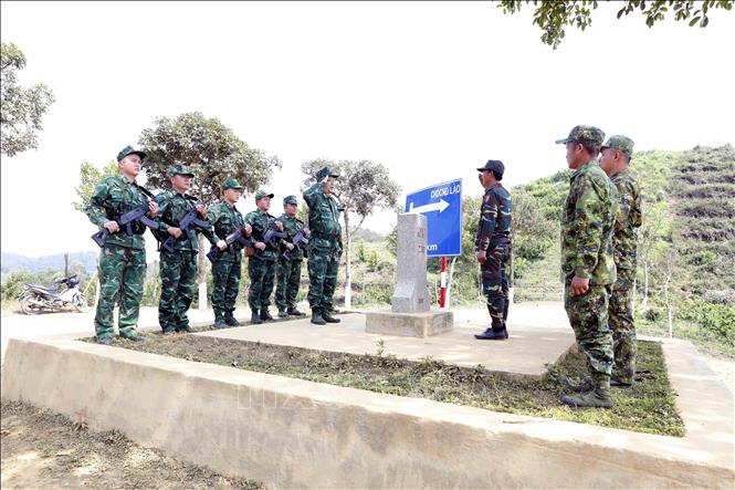 Cán bộ, chiến sĩ Đồn Biên phòng Chiềng On, Ban Chỉ huy Bộ đội Biên phòng tỉnh Sơn La (Việt Nam) và Đại đội Biên phòng 213 thuộc Bộ Chỉ huy Quân sự tỉnh Hủa Phăn (Lào) tuần tra song phương. Ảnh: Quang Quyết - TTXVN