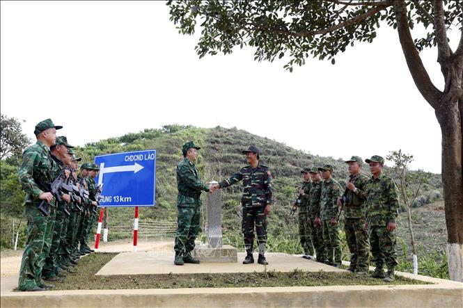 Cán bộ, chiến sĩ Đồn Biên phòng Chiềng On, Ban Chỉ huy Bộ đội Biên phòng tỉnh Sơn La (Việt Nam) và Đại đội Biên phòng 213 thuộc Bộ Chỉ huy Quân sự tỉnh Hủa Phăn (Lào) phối hợp tuần tra song phương. Ảnh: Quang Quyết - TTXVN