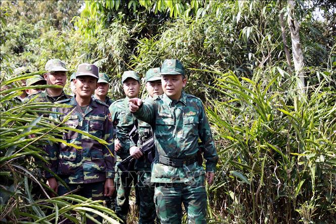 Cán bộ, chiến sĩ Đồn Biên phòng Chiềng On, Ban Chỉ huy Bộ đội Biên phòng tỉnh Sơn La (Việt Nam) và Đại đội Biên phòng 213 thuộc Bộ Chỉ huy Quân sự tỉnh Hủa Phăn (Lào) phối hợp tuần tra song phương. Ảnh: Quang Quyết - TTXVN