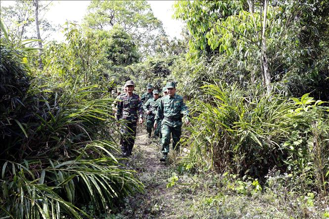 Cán bộ, chiến sĩ Đồn Biên phòng Chiềng On, Ban Chỉ huy Bộ đội Biên phòng tỉnh Sơn La (Việt Nam) và Đại đội Biên phòng 213 thuộc Bộ Chỉ huy Quân sự tỉnh Hủa Phăn (Lào) phối hợp tuần tra song phương. Ảnh: Quang Quyết - TTXVN