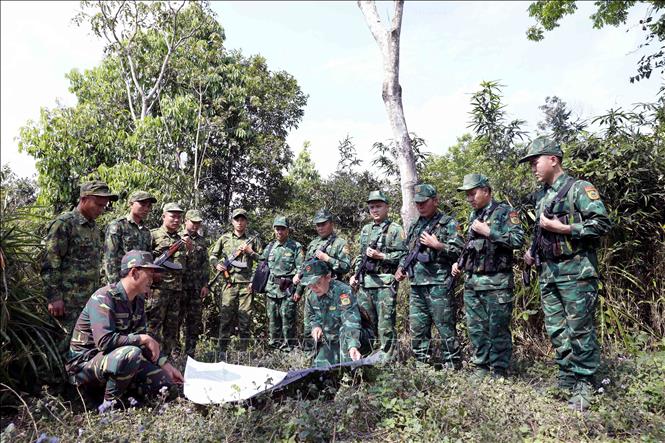 Cán bộ, chiến sĩ Đồn Biên phòng Chiềng On, Ban Chỉ huy Bộ đội Biên phòng tỉnh Sơn La (Việt Nam) và Đại đội Biên phòng 213 thuộc Bộ Chỉ huy Quân sự tỉnh Hủa Phăn (Lào) phối hợp tuần tra song phương. Ảnh: Quang Quyết - TTXVN