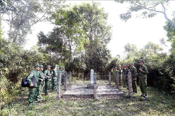 Cán bộ, chiến sĩ Đồn Biên phòng Chiềng On, Ban Chỉ huy Bộ đội Biên phòng tỉnh Sơn La (Việt Nam) và Đại đội Biên phòng 213 thuộc Bộ Chỉ huy Quân sự tỉnh Hủa Phăn (Lào) phối hợp tuần tra song phương. Ảnh: Quang Quyết - TTXVN