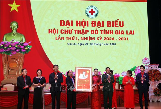 Trung ương Hội Chữ thập đỏ Việt Nam tặng Đại hội bức ảnh Chủ tịch Hồ Chí Minh và lời dạy của Người về tinh thần nhân đạo. Ảnh: Trịnh Bang Nhiệm - TTXVN