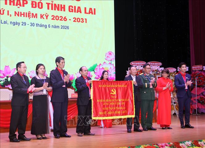 Ông Thái Đại Ngọc, Bí thư Tỉnh ủy Gia Lai tặng bức trướng của Ban chấp hành Đảng bộ tỉnh Gia Lai cho Đại hội. Ảnh: Trịnh Bang Nhiệm - TTXVN