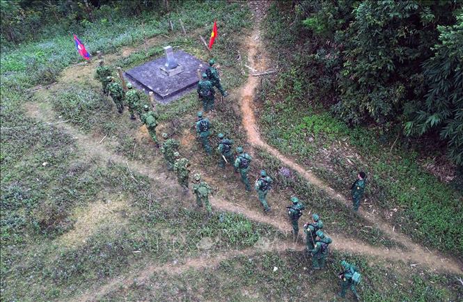 Cán bộ, chiến sĩ Đồn Biên phòng Chiềng Tương, Ban Chỉ huy Bộ đội Biên phòng tỉnh Sơn La (Việt Nam) và Đại đội Biên phòng 213 thuộc Bộ Chỉ huy Quân sự tỉnh Hủa Phăn (Lào) tuần tra song phương. Ảnh: Quang Quyết - TTXVN