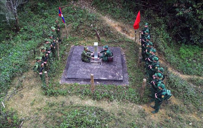 Cán bộ, chiến sĩ Đồn Biên phòng Chiềng Tương, Ban Chỉ huy Bộ đội Biên phòng tỉnh Sơn La (Việt Nam) và Đại đội Biên phòng 213 thuộc Bộ Chỉ huy Quân sự tỉnh Hủa Phăn (Lào) tuần tra song phương. Ảnh: Quang Quyết - TTXVN