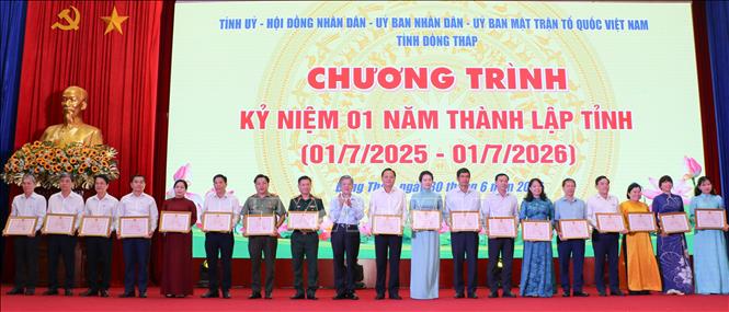 Trao Bằng khen cho đại diện các tập thể có thành tích xuất sắc trong thực hiện sắp xếp đơn vị hành chính các cấp và hoạt động của chính quyền địa phương 2 cấp. Ảnh: Hồng Thái - TTXVN