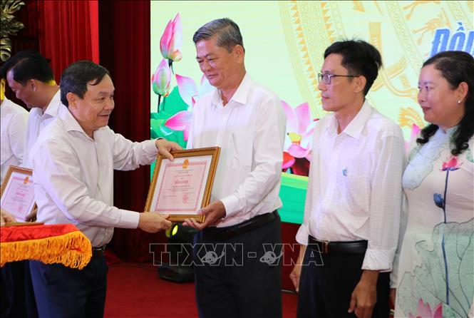 Trao Bằng khen cho đại diện các tập thể có thành tích xuất sắc trong thực hiện sắp xếp đơn vị hành chính các cấp và hoạt động của chính quyền địa phương 2 cấp. Ảnh: Hồng Thái - TTXVN