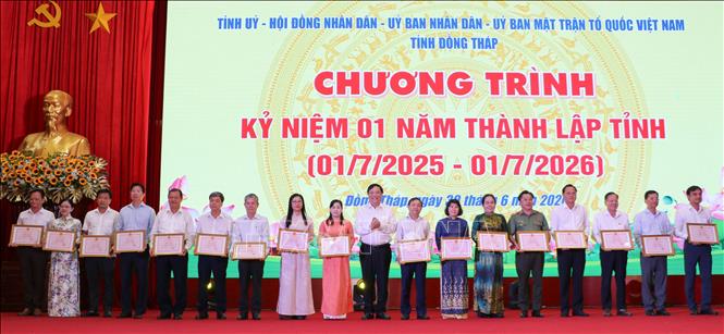 Trao Bằng khen cho các cá nhân có thành tích xuất sắc trong thực hiện sắp xếp đơn vị hành chính các cấp và hoạt động của chính quyền địa phương 2 cấp. Ảnh: Hồng Thái – TTXVN