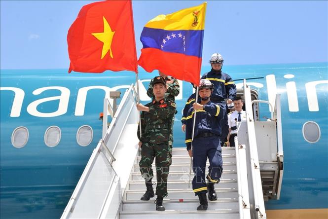 Đoàn Việt Nam đến sân bay quốc tế Simon Bolivar ở thành phố Maiquetia, bang La Guaira. Ảnh: Hoàng Vũ/TTXVN phát
