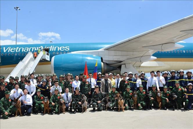Đại biểu Việt Nam và Venezuela cùng tổ bay Vietnam Airlines chụp ảnh chung với đoàn tại sân bay quốc tế Simon Bolivar ở thành phố Maiquetia, bang La Guaira. Ảnh: Hoàng Vũ/TTXVN phát
