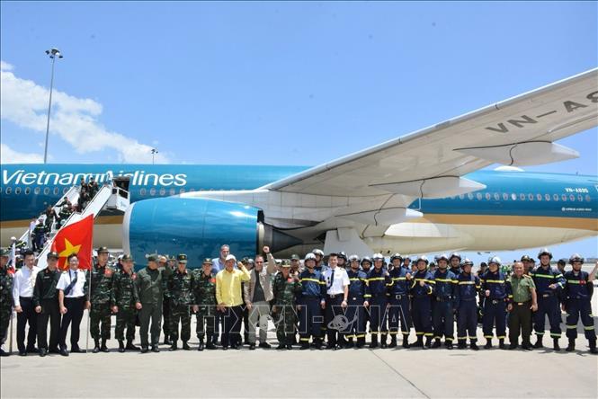 Đại biểu Việt Nam và Venezuela cùng tổ bay Vietnam Airlines chụp ảnh chung với đoàn tại sân bay quốc tế Simon Bolivar ở thành phố Maiquetia, bang La Guaira. Ảnh: Hoàng Vũ/TTXVN phát
