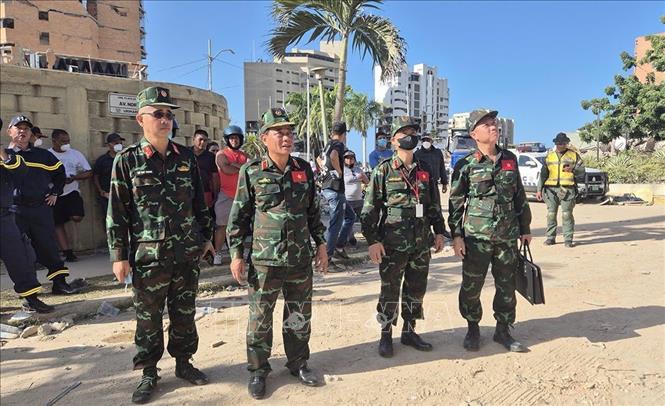 Trưởng đoàn cùng một số thành viên và đại diện phía Venezuela đi khảo sát thực địa tại bang La Guaira để chuẩn bị triển khai nhân lực và trang thiết bị thực hiện tìm kiếm, cứu nạn. Ảnh: Hoàng Vũ/TTXVN phát
