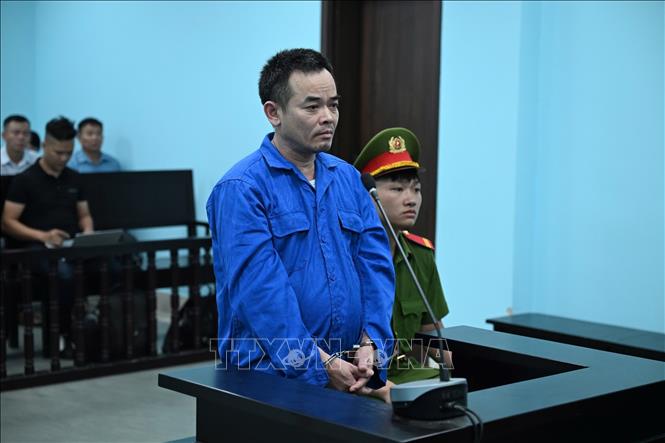 Bị cáo Đinh Văn Long khai báo tại phiên xử.
Ảnh: Kim Anh - TTXVN