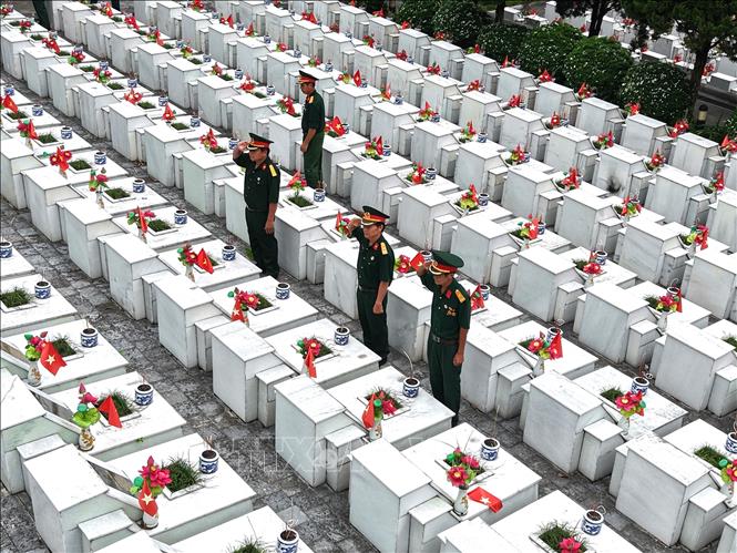 Các cựu chiến binh trở về dâng hương, tưởng niệm đồng đội tại Nghĩa trang Liệt sĩ Quốc gia Vị Xuyên, tỉnh Tuyên Quang. Ảnh: Minh Tâm-TTXVN