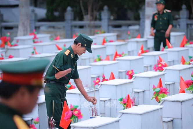 Cựu chiến binh trở về dâng hương, tưởng niệm đồng đội tại Nghĩa trang Liệt sĩ Quốc gia Vị Xuyên, tỉnh Tuyên Quang. Ảnh: Minh Tâm-TTXVN