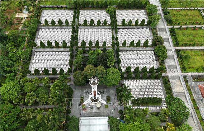 Toàn cảnh Nghĩa trang Liệt sĩ Quốc gia Vị Xuyên (tỉnh Tuyên Quang) - nơi an nghỉ của 1.970 phần mộ liệt sĩ và 2 ngôi mộ tập thể. Ảnh: Minh Tâm-TTXVN