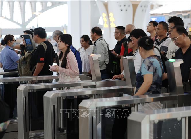 Hành khách làm thủ tục tại ga tàu ở tỉnh Thiểm Tây, Trung Quốc ngày 30/6/2026. Ảnh: THX/TTXVN phát