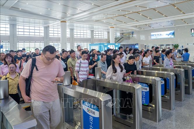 Hành khách tại nhà ga ở tỉnh Chiết Giang, Trung Quốc. Ảnh: THX/TTXVN phát