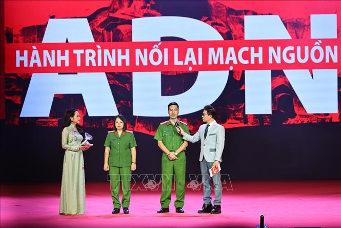 Giao lưu với lực lượng công an cơ sở đi tìm nhân thân liệt sĩ. Ảnh: Minh Đức – TTXVN