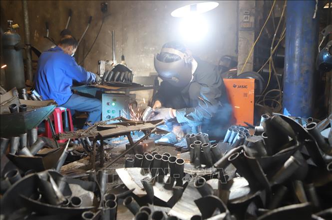 Đầu tư công nghệ giúp Hợp tác xã Rèn Thanh niên, xã Vĩnh Phú (Phú Thọ) nâng cao chất lượng sản phẩm.Ảnh: Nguyễn Thảo - TTXVN