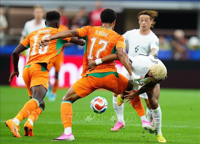 Pha tranh bóng quyết liệt giữa cầu thủ Antonio Nusa (phải) của Na Uy và Guela Doue của Ivory Coast. Ảnh: THX/TTXVN phát