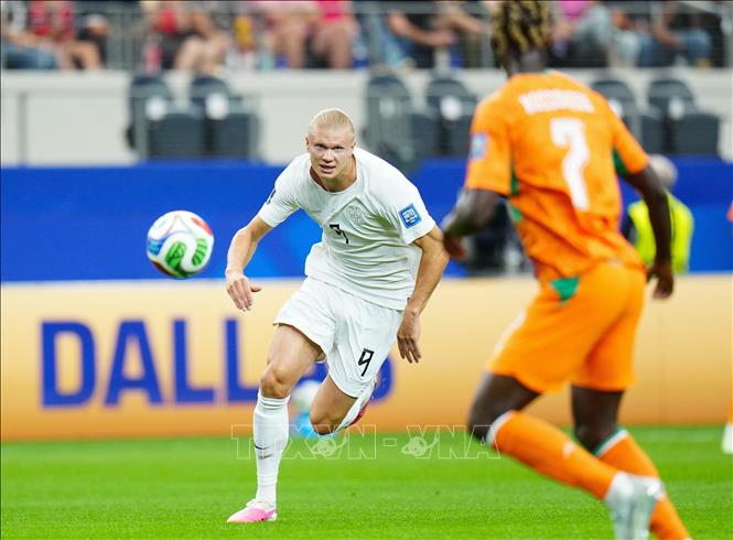 Cầu thủ Erling Haaland (trái) của Na Uy trong tình huống đối mặt với cầu thủ Ivory Coast. Ảnh: THX/TTXVN phát