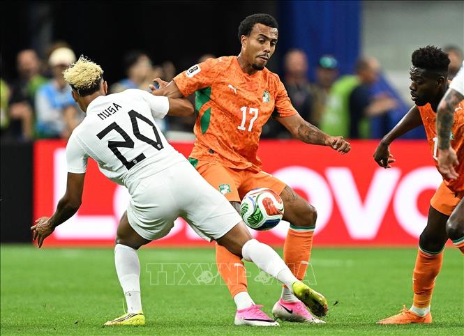 Pha tranh bóng giữa cầu thủ Antonio Nusa (trái) của Na Uy và Guela Doue của Ivory Coast. Ảnh: THX/TTXVN phát