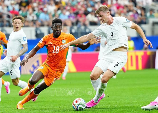 Cầu thủ Alexander Sorloth (phải) của Na Uy nỗ lực kiểm soát bóng trước sức ép của cầu thủ Ivory Coast. Ảnh: THX/TTXVN phát