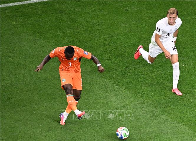 Pha sút bóng của cầu thủ Ghislain Konan (trái) đội tuyển Ivory Coast. Ảnh: THX/TTXVN phát
