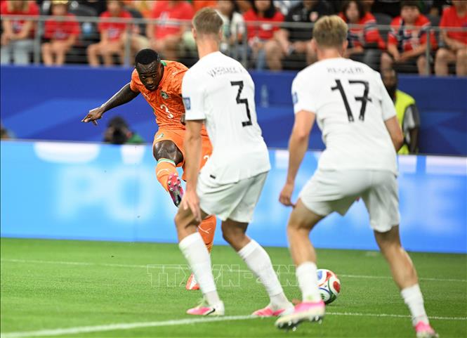 Pha sút bóng của cầu thủ Ghislain Konan (trái) đội tuyển Ivory Coast. Ảnh: THX/TTXVN phát