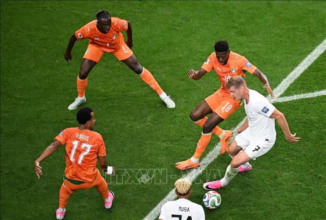 Cầu thủ Na Uy Alexander Sorloth (phải) nỗ lực kiểm soát bóng trong vòng vây của các cầu thủ đội tuyển Ivory Coast. Ảnh: THX/TTXVN phát