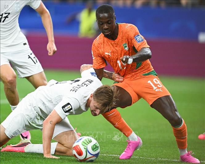Pha tranh bóng giữa cầu thủ Nicolas Pepe (phải) của Ivory Coast và David Moller Wolfe của Na Uy. Ảnh: THX/TTXVN phát